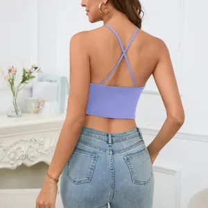 Vista trasera de un crop top morado con tirantes cruzados y un ajuste ceñido sexy