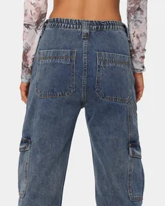 Nahaufnahme der Gesäßtaschen und des Gummibunds an blauen Cargo-Denim-Jeans