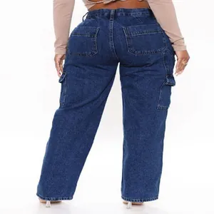 Detaillierte Rückansicht der hoch taillierten weiten Cargo-Jeans mit praktischen Taschen