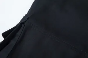 Detailaufnahme schwarze Cargohose mit Twill-Stoffstruktur und robusten Doppelnaht-Details