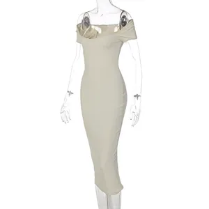 Dettaglio di un abito lungo in maglia a coste beige con spalle scoperte