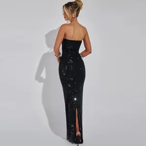 Rückansicht eines eleganten schwarzen trägerlosen Paillettenkleides mit Schlitz.