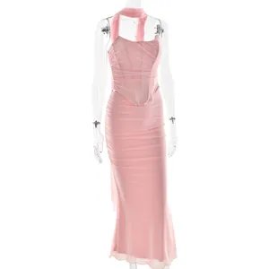 Set due pezzi rosa gonna lunga con top a fascia e sciarpa a nastro abbinata per donna.