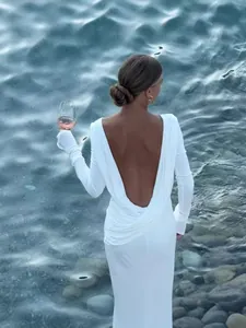 Robe longue élégante à manches longues blanche avec dos nu bénitier pour femme