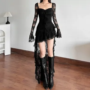 Elegantes schwarzes Netzkleid aus Spitze mit unregelmäßigem Rüschensaum und Jacquard-Muster.
