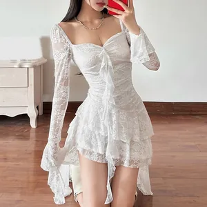 Detailansicht eines weißen Kleides aus Netz-Jacquard mit Trompetenärmeln
