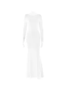 Robe longue élégante à manches longues blanche, coupe ajustée, style minimaliste chic d'automne