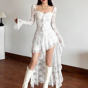 Detailaufnahme eines weißen Spitzenkleides mit unregelmäßigem Saum und Trompetenärmeln