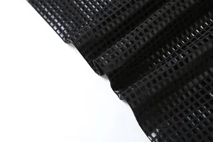 Detaillierte Makroansicht des glänzenden schwarzen Stoffes mit Gittermuster-Textur.
