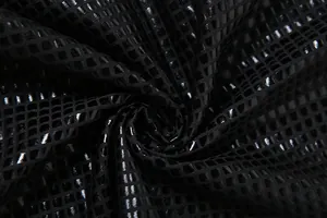 Makroaufnahme von schwarzem glänzendem Gittergewebe-Stoff für ein enges Abendkleid
