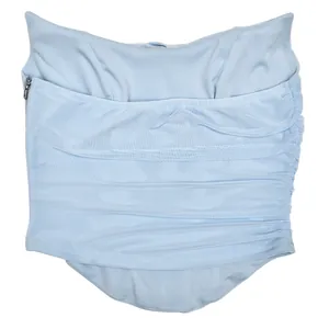 Vista dettagliata di un top a fascia in mesh celeste con arricciature e zip laterale