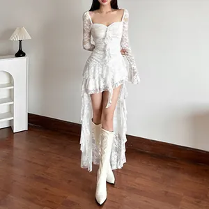 Elegantes weißes Spitzenkleid mit ausgestellten Ärmeln und unregelmäßigem Saum-Detail