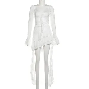 Detailansicht eines eleganten weißen Spitzenkleides mit ausgestellten Ärmeln und Saum