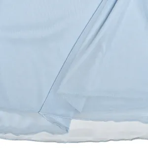 Dettaglio ravvicinato del tessuto a rete azzurro con cucitura dell'orlo a onda per gonna.