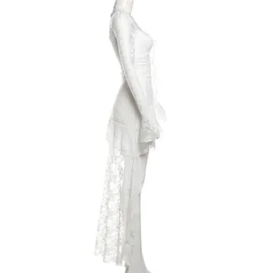 Elegantes weißes Netzkleid aus Jacquard-Spitze mit Glockenärmeln und asymmetrischem Saum