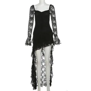 Elegantes schwarzes Spitzenkleid mit asymmetrischem Saum und weiten Glockenärmeln