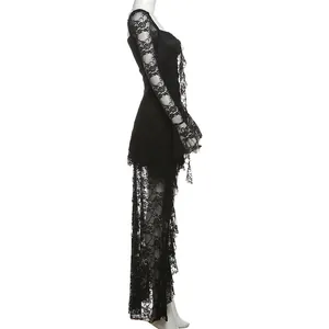 Seitenansicht eines eleganten schwarzen Spitzenkleids mit ausgestellten Ärmeln und Saum