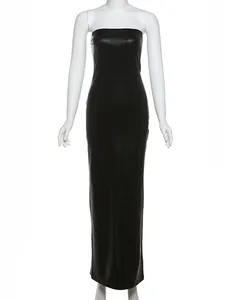 Elegantes trägerloses glänzendes schwarzes Maxikleid mit detaillierter Gitterstruktur