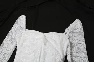 Detaillierte Nahaufnahme des weißen Kleides aus floralem Jacquard-Spitze mit Carré-Ausschnitt