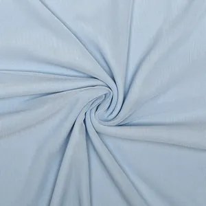 Vista macro della trama del tessuto mesh blu chiaro che mostra i dettagli della griglia