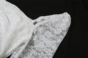 Detailansicht der eleganten weißen Netz-Jacquard-Spitze am ausgestellten Ärmel