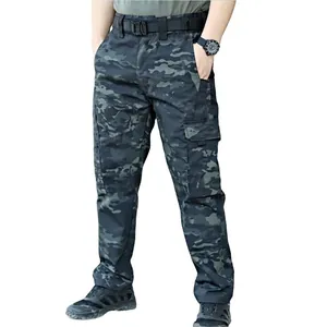 Strapazierfähige schwarze Multicam-Taktikhose für Herren mit mehreren Taschen und Gürtel.