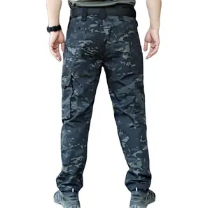 Rückansicht der strapazierfähigen taktischen Cargo-Hose für Herren in Dunkel-Camo