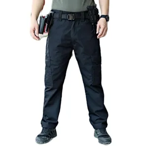 Vorderansicht der strapazierfähigen schwarzen taktischen Cargo-Hose für Herren mit Taschen.