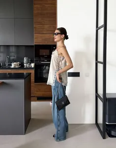 Débardeur en satin blanc chic avec empiècements en dentelle, style lifestyle