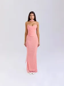 Completo due pezzi rosa con top a corsetto senza spalline e gonna lunga aderente