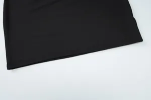Λεπτομερές κοντινό πλάνο του στριφώματος της μαύρης φούστας με ραφές ποιότητας.