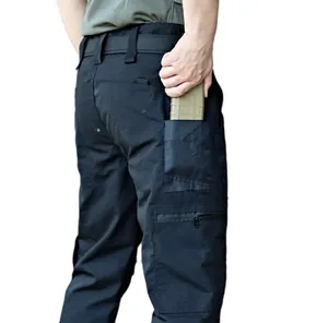 Nahaufnahme der strapazierfähigen schwarzen taktischen Hose mit Multi-Taschen-Design