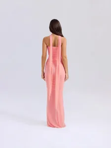 Elegante abito lungo rosa due pezzi con top a fascia e dettagli di sciarpa al collo fluida