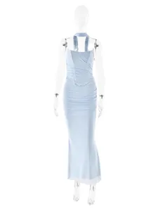 Elegante set azzurro due pezzi composto da top a fascia con sciarpa e gonna lunga aderente