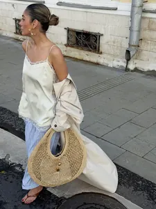 Caraco en satin élégant avec détails en dentelle porté par un mannequin en ville