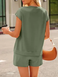 Vue arrière d'un ensemble décontracté haut à manches courtes et short vert sauge.