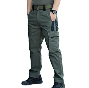 Nahaufnahme der olivgrünen taktischen Cargohose mit großen Seitentaschen für Outdoor