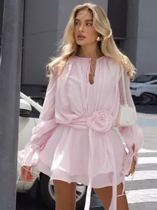 Elegante abito corto estivo rosa con maniche a campana e cintura decorativa a rosa