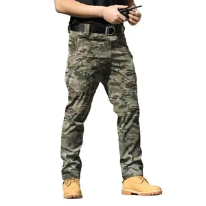 Tactische multicam cargo broek met meerdere zakken en duurzame stof voor buiten training.