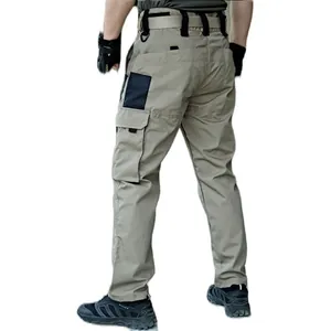 Detailansicht der taktischen Herren-Cargohose in Khaki mit praktischen Mehrfachtaschen