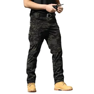 Volledig beeld van tactische heren cargo broek in zwarte camouflage