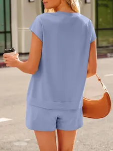 Vue arrière détaillée d'un ensemble de détente bleu clair deux pièces pour femmes