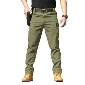 Detail van de olijfgroene tactische broek met meerdere zakken en stretchstof.