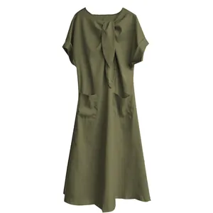 Robe d'été ample vert olive avec manches courtes, col nœud et poches avant.