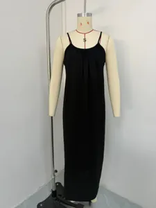 Detailansicht eines schwarzen ärmellosen Maxi-Hauskleids auf einem Schaufensterpuppenständer