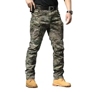 Detail van waterdichte camouflage tactische broek voor heren met veel zakken.