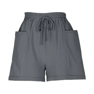 Dettaglio degli shorts grigio scuro a vita alta con coulisse elastica e tasche laterali