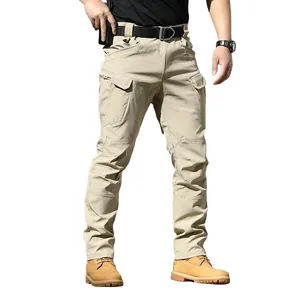 Tactische heren cargo broek in kaki met waterdichte stof en handig multi-pocket design.