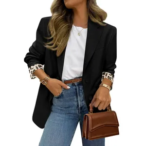 Détail d'un blazer noir pour femme avec une doublure léopard élégante aux poignets