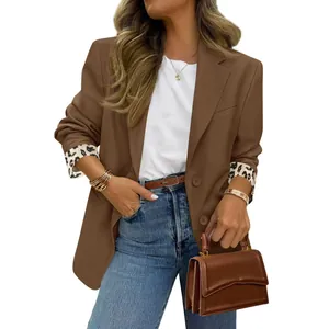 Blazer marron élégant pour femme avec doublure à motif léopard tendance sur les poignets.